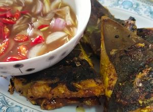 Gambar Ikan Pari Bakar dan Air Asam