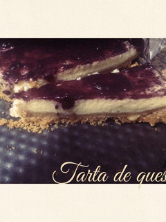 Una foto de Tarta de queso con mermelada de arándanos