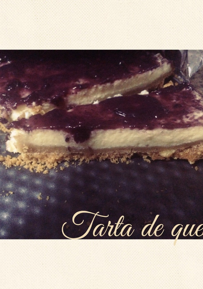 Una foto de Tarta de queso con mermelada de arándanos