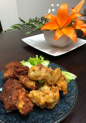 Una foto de Pollo frito estilo Japonés KARAAGUE (derecho) y Pollo cajún (Izquierda) 🇺🇾🇯🇵🇺🇸唐揚げ