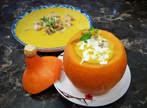 Hình của món Súp bí đỏ sò điệp phô mai kem tươi.