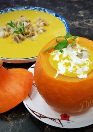 Hình của món Súp bí đỏ sò điệp phô mai kem tươi.
