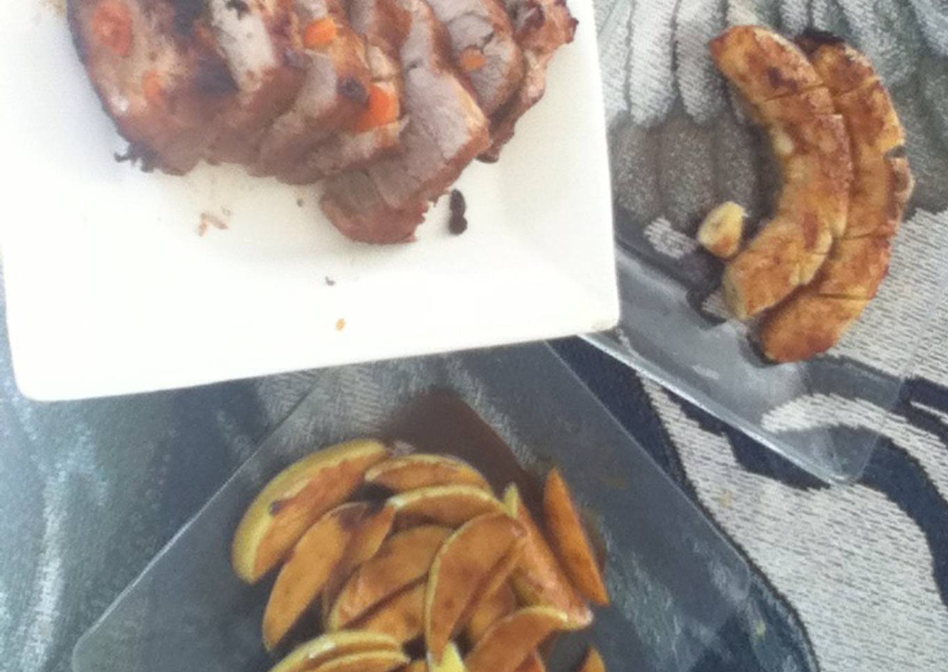 Pierna  con plátano, manzana al pulque y especias con salsa de calabaza