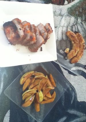 Una foto de Pierna con plátano, manzana al pulque y especias con salsa de calabaza