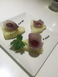 Una foto de Encurtidos con aceite de mostaza y coliflor con uva y vinagre a la pimienta