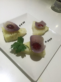 Una foto de Encurtidos con aceite de mostaza y coliflor con uva y vinagre a la pimienta