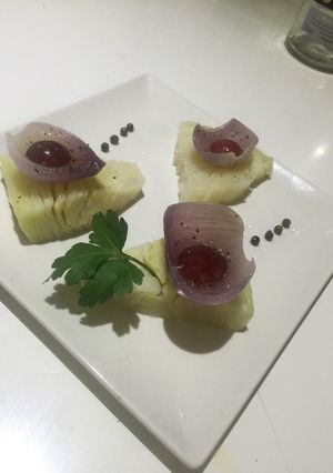 Una foto de Encurtidos con aceite de mostaza y coliflor con uva y vinagre a la pimienta