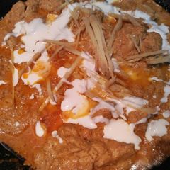 A picture of Chicken makhni handi.