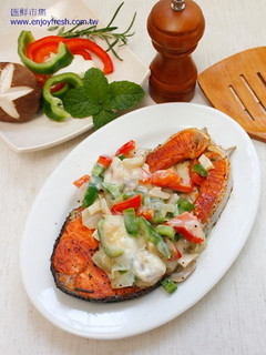 【10分鐘海鮮料理】彩椒白醬鮭魚排 的食譜成品照片