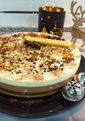 Una foto de Tarta 3 chocolates con base de galleta y turrón 🍫🥄🍫
