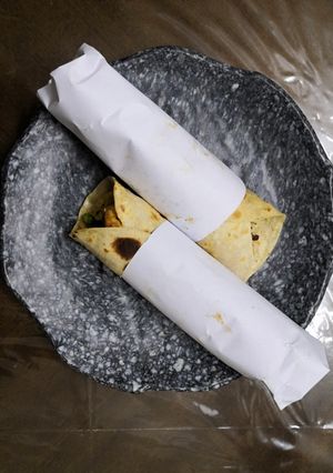 चिकन एग रोल (chicken egg roll recipe in marathi) रेसिपी चे मुख्य फोटो