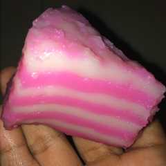 A picture of Kue Lapis Pink.