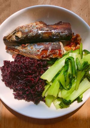 Hình của món Eatclean - Cá hấp chiên NCKD + Cải thìa xào + cơm gạo lứt.