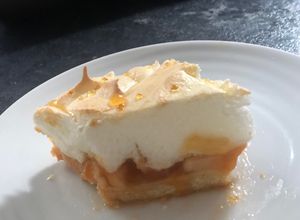 O poză a rețetei Tartă cu fructe și bezea.