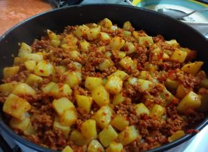 Una foto de Papas con longaniza