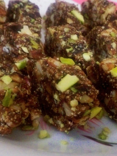 A picture of Khajur rolls.