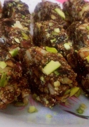 A picture of Khajur rolls.