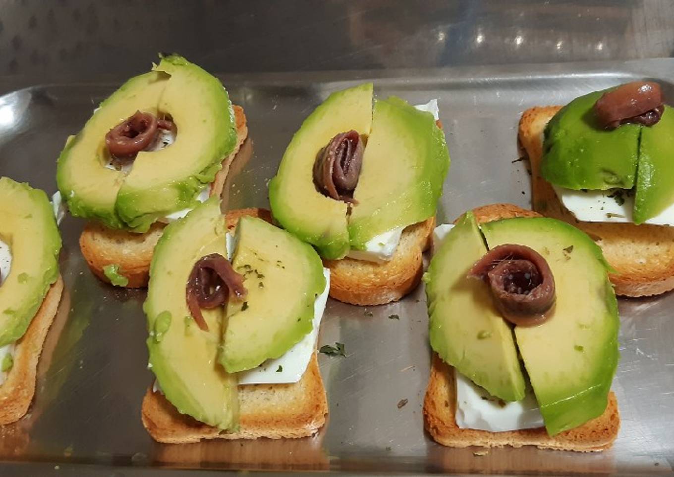 Tostas de queso fresco, aguacate y anchoa