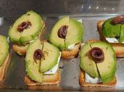 Una foto de tosta de anchoas