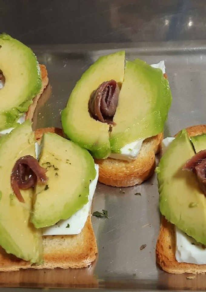 Una foto de Tostas de queso fresco, aguacate y anchoa