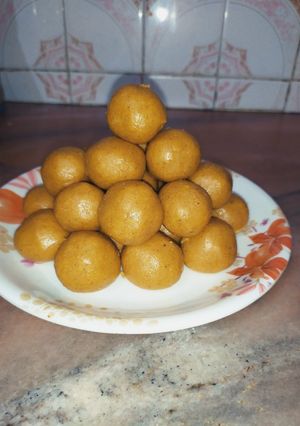 बेसन के लड्डू (Besan ladoo recipe in Hindi) रेसिपी मुख्य फोटो