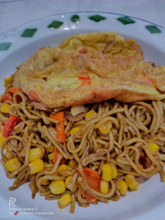 Foto resep Mie goreng lemonilo sayuran dan telur dadar wortel