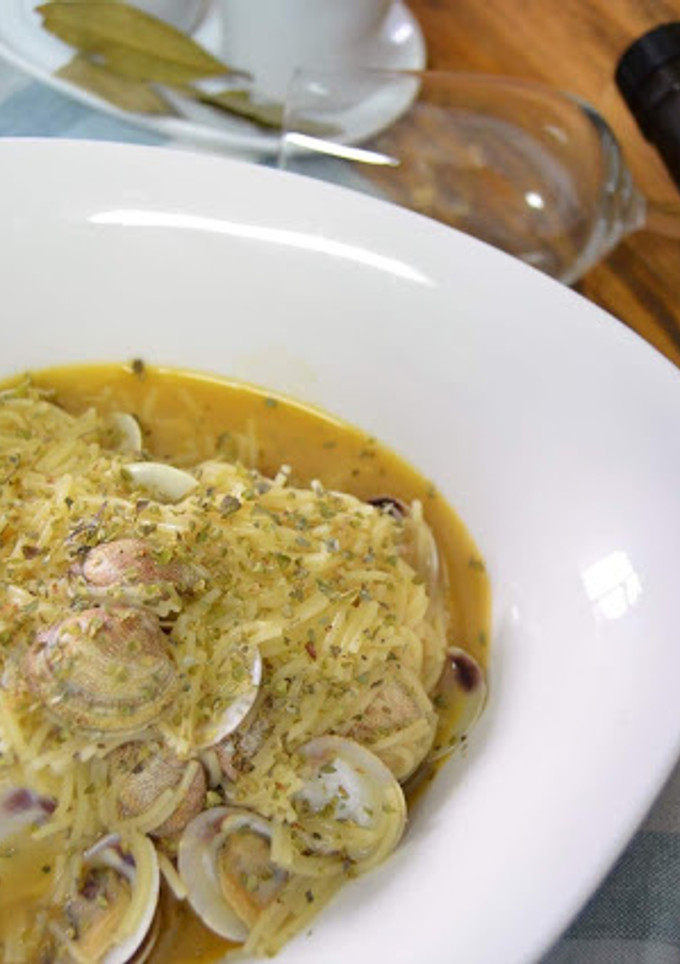 Una foto de Sopa de fideos con almejas (súper rápida)
