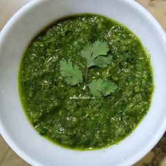 A picture of Green chutni on sil batta.