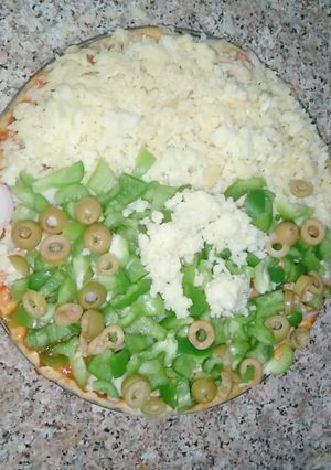 A picture of Green and white pizza.
