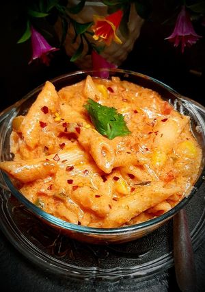 पिंक क्रीमी सॉस पास्ता(Pink cream souce pasta recipe in Hindi) रेसिपी मुख्य फोटो