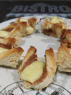 Una foto de Aperitivo paté y queso brie