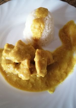 Una foto de Pollo al curry con fundamento