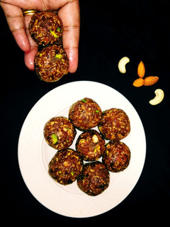 खजूर और ड्राई फ्रूट्स लड्डू (Khajoor aur dry fruits ladoo recipe in hindi) रेसिपी मुख्य फोटो
