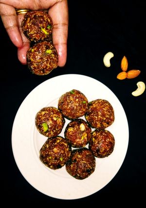 खजूर और ड्राई फ्रूट्स लड्डू (Khajoor aur dry fruits ladoo recipe in hindi) रेसिपी मुख्य फोटो
