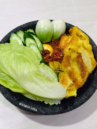 Bagaimana Menyiapkan Sambal dadak + lalapan dan ayam panggang Ekonomis