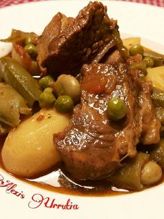 Una foto de Costillar de ternera con patatas, habas y guisantes