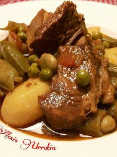 Una foto de Costillar de ternera con patatas, habas y guisantes