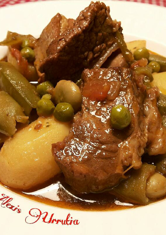 Una foto de Costillar de ternera con patatas, habas y guisantes