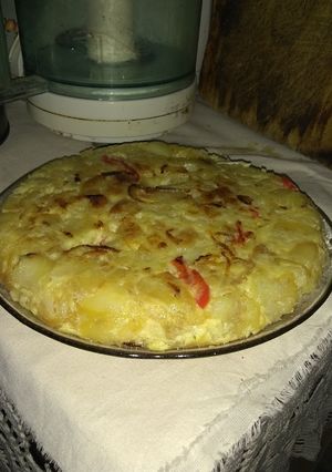 Una foto de Tortilla de papas cebolla y morrón
