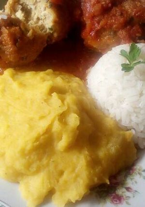 Una foto de Albóndigas de pollo con puré de yuca