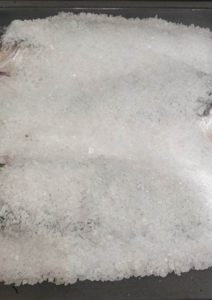 Una foto de Lubina a la Sal con verduras