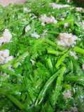 Rau tần ô nấu canh với thịt xay