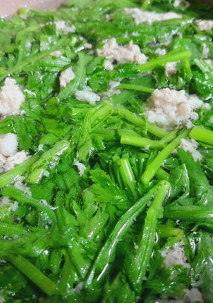 Hình của món Rau tần ô nấu canh với thịt xay.
