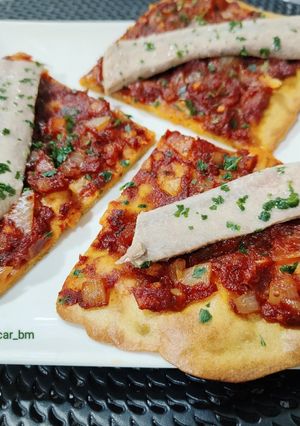 Una foto de Coca de tomate y ventresca de atún con masa de harina de garbanzo
