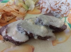 Una foto de Lomo de cuadril al horno con salsa de queso azul