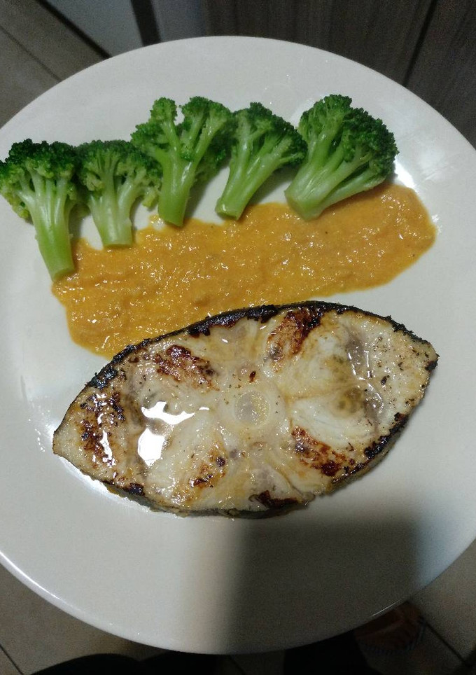 Una foto de Emperador con salsa de curry fit y brócoli