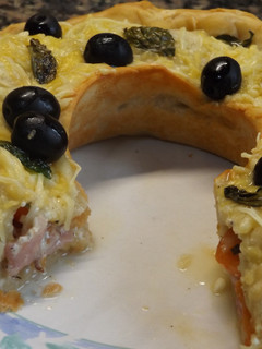 Una foto de Corona de pizza rellena