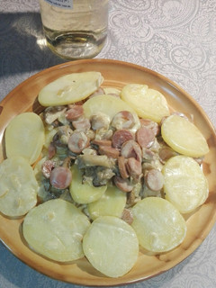 Una foto de Salchichas con setas cardo