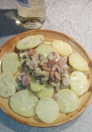 Una foto de Salchichas con setas cardo