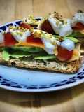 Tosta de aguacate, salmón marinado, tomate, yogur y pistachos
